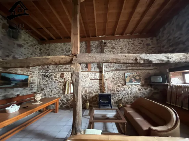 Casona Independiente Tradicional de Piedra con Balconada y Jardín Urbano en Penagos — 13