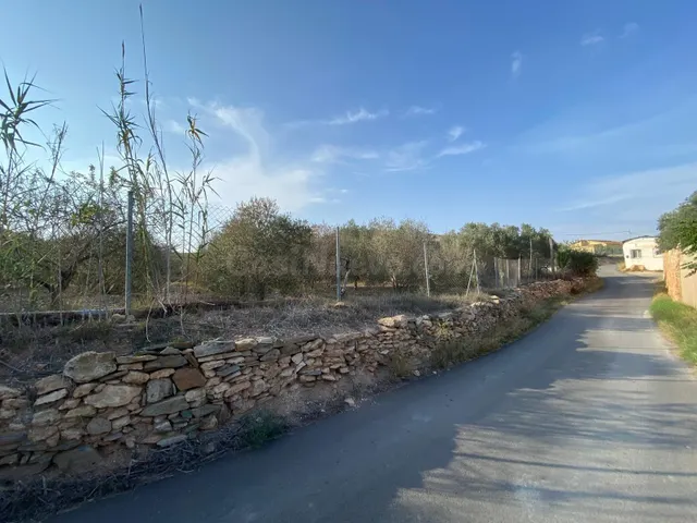 Se vende terreno edificable con piscina de 10x20 en Cala Por