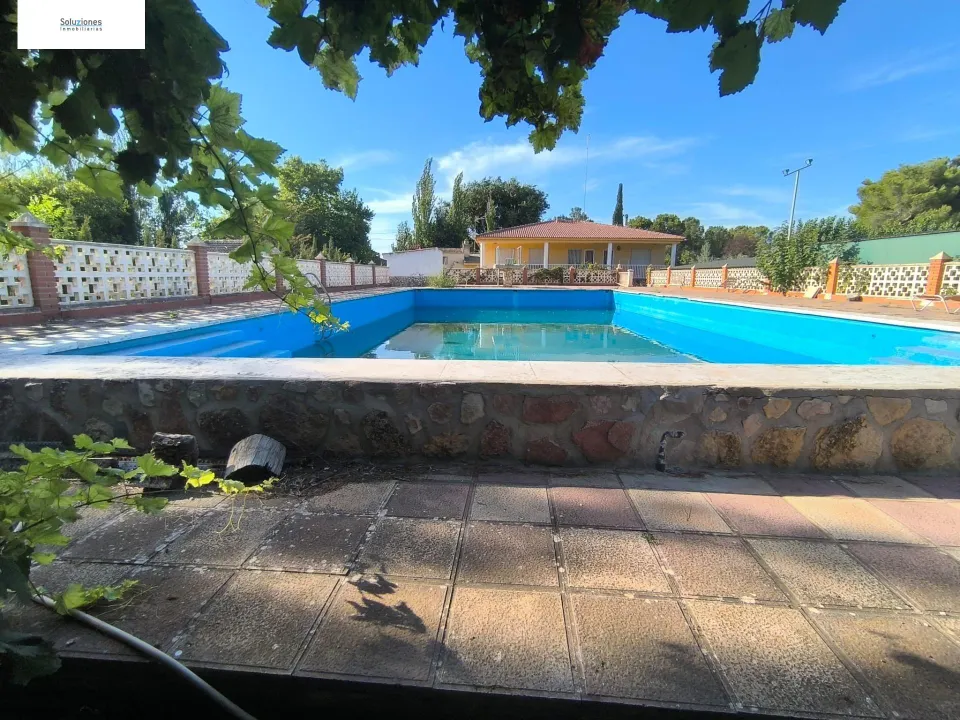 Exclusivo Chalet Seminuevo en Albacete con Amplias Instalaciones de Lujo