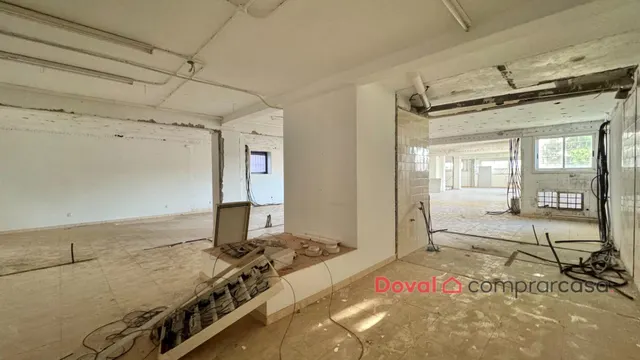 Amplio local comercial en zona Hispanidad – 359 m2, luminoso y con acceso para vehículos — 4