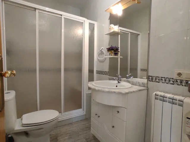 CASA EN UNA PLANTA !! Tres dormitorios, dos baños, patio, cochera. — 19
