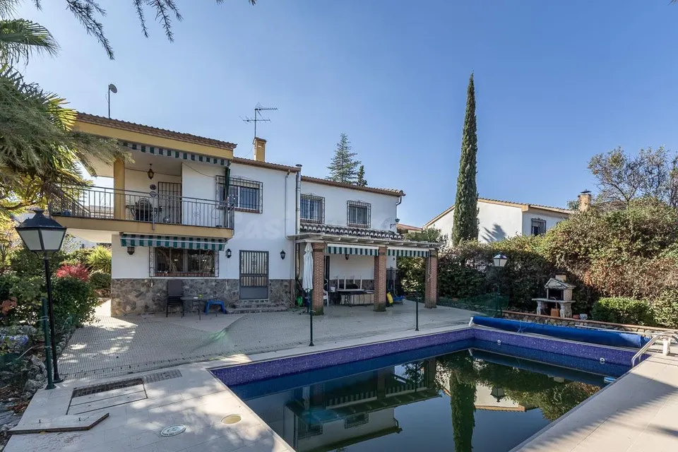 Chalet independiente con muchas posibilidades en Gojar.