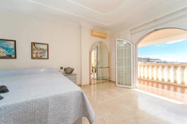 Elegante villa de 4 dormitorios en Arguineguín | Vistas panorámicas al mar, gran parcela y un potencial excepcional! — 19