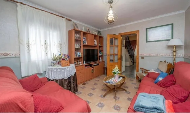 ¡Tu nuevo hogar en San Agustín! Encantadora casa distribuida en 2 plantas, lista para entrar a vivir. Precio: 295.000€ — 8