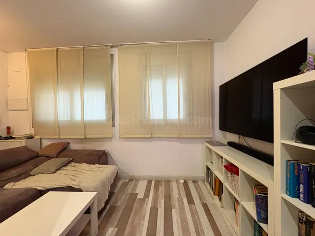 REFORMADO Y CON ENTRADA INDEPENDIENTE EN LES CORTS — 3