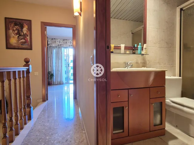 Dúplex con encanto de casa independiente, 4 dormitorios y terraza de 20 m2. — 28