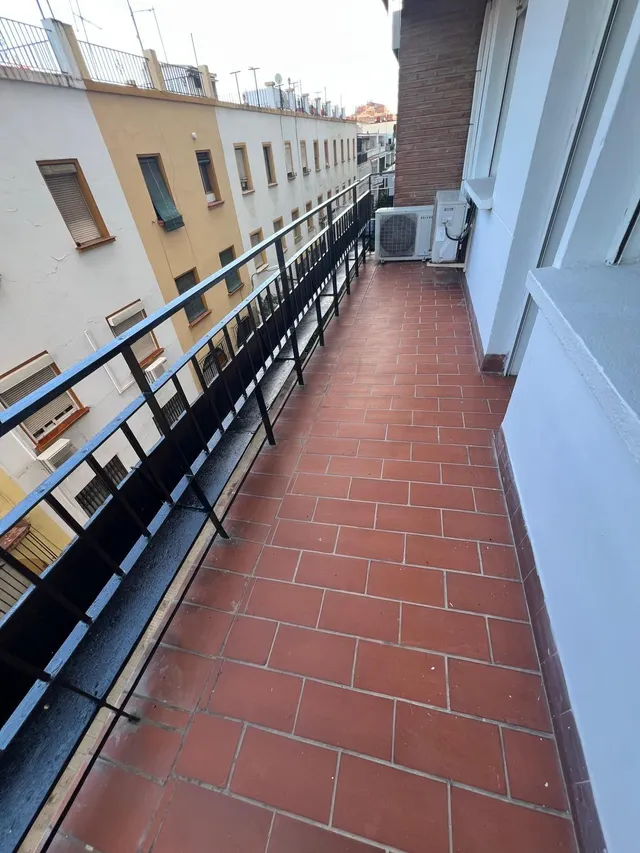 Los Remedios, Avda. República Argentina. Excelente vivienda de 3 habitaciones 2 baños se alquila. — 8