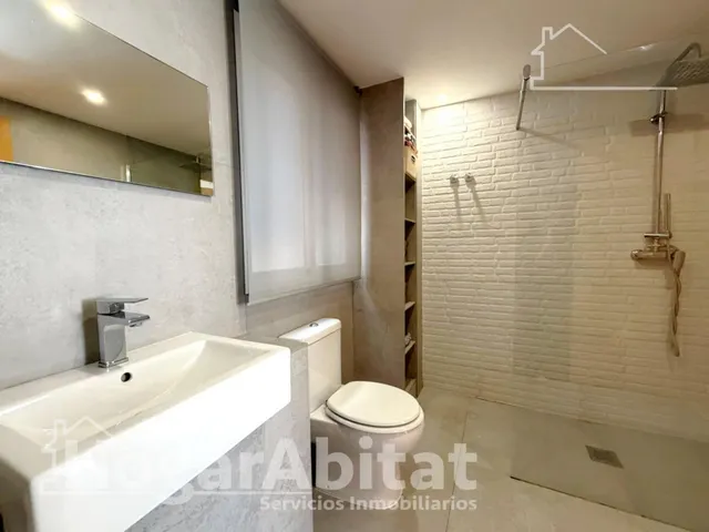 Excelente ubicación y reforma integral en este luminoso piso exterior con terraza, garaje y piscina comunitaria — 36