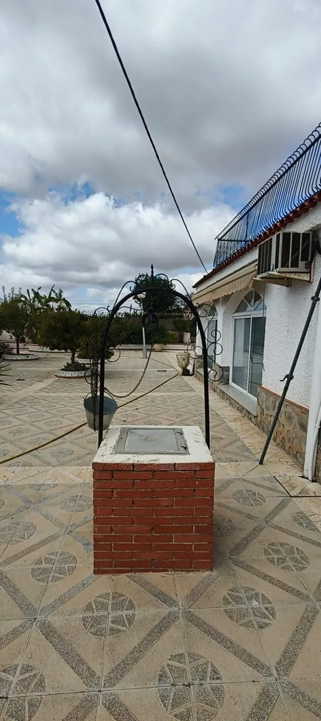 Imponente Chalet en La Hoya con Piscina y Amplios Jardines — 35