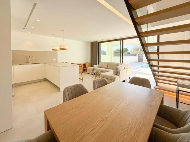 OBRA NUEVA A ESTRENAR – VIVIENDA ADOSADA DE DISEÑO CON PISCI - foto 4