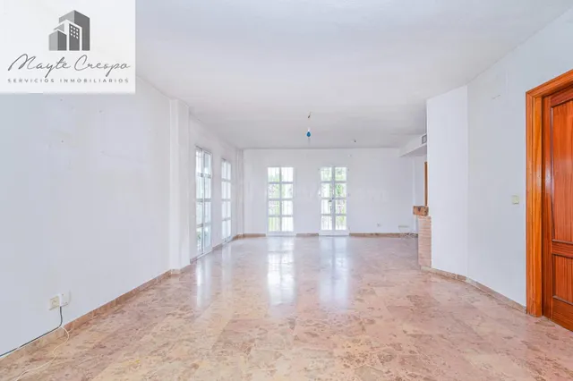 Chalet independiente en esquina en una zona muy buena de Hué - foto 5