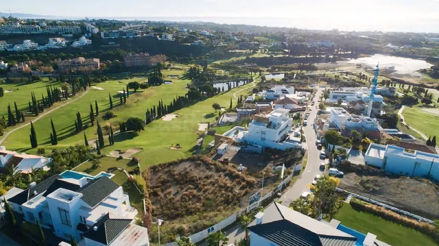 Terreno exclusivo Costa del Sol con vistas al mar y golf en Benahavís — 4