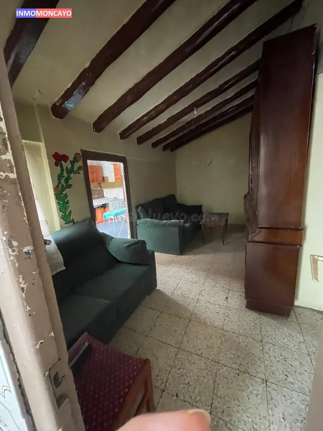 SE VENDE AMPLIA CASA EN NOVALLAS (ZARAGOZA)
