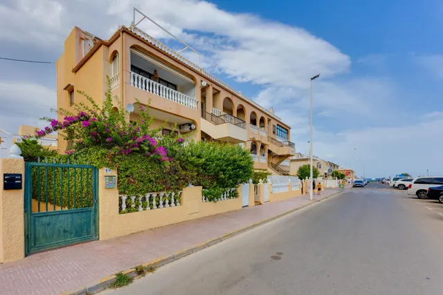 Ático dúplex de 2 dormitorios con gran solárium privado a 100 m de la playa de La Mata — 28