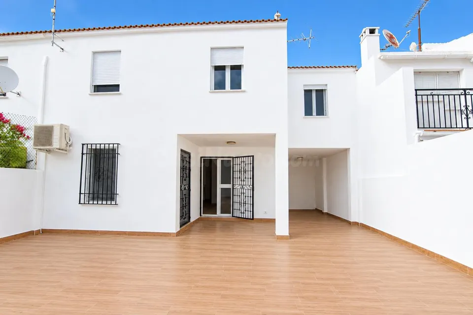 CASA EN ALQUILER CON DOS PLANTAS, 3 habitaciones Y AMPLIA TERRAZA