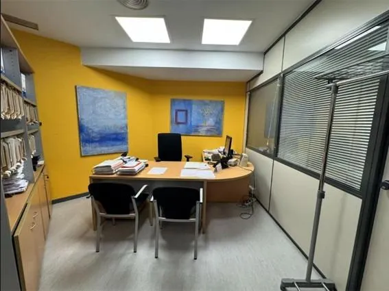 SE VENDE O ALQUILA OFICINA EN PLENO ENSANCHE DE 9 DESPACHOS Y 6 estaciones DE TRABAJO — 4