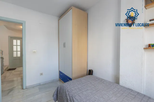 Casa independiente con piscina en La Zubia. — 14