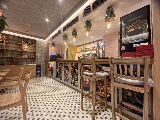 BAR RESTAURANTE con salida de humos y terraza — 18