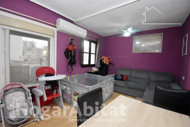 Disfruta de la luz natural y el encanto de vivir a un paso del centro en este acogedor piso con balcón — 6