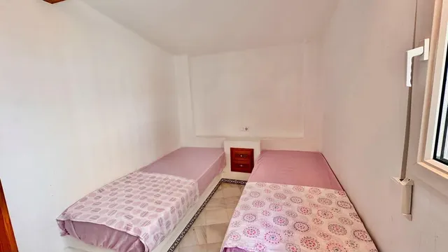 Apartamento con terraza, provincia de Alicante, Torrevieja. 2 habitaciones, 63 m2, 200 metros al mar. — 24