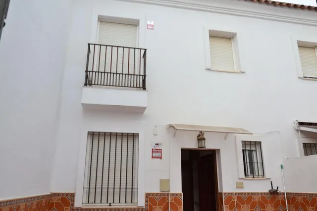 Tu próximo hogar en Sanlúcar la Mayor: tres dormitorios, pat