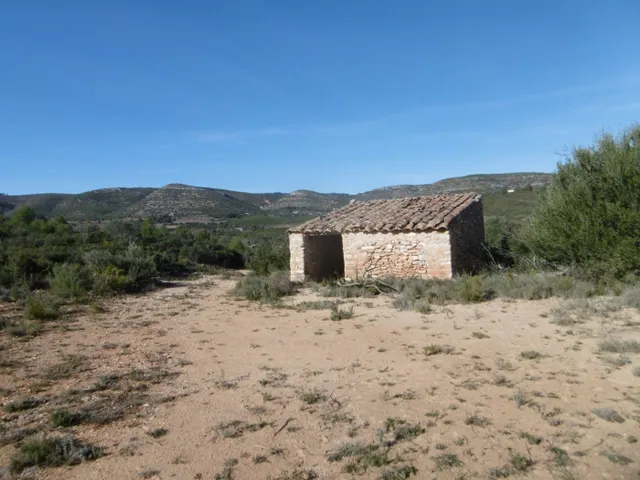 MASIA PARA REFORMAR  CON ALMACENES EN UNA FINCA DE 10 HECTÁREAS — 23