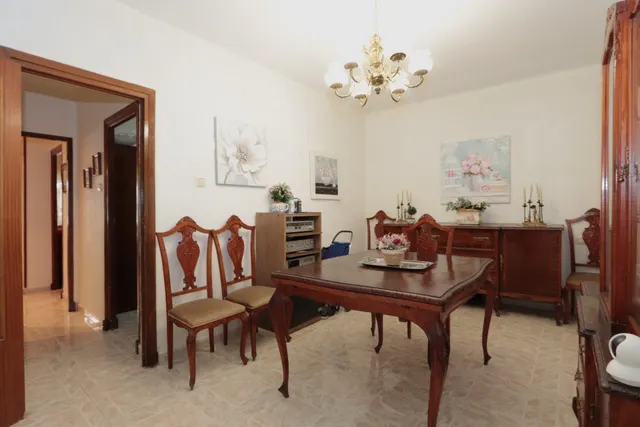 Piso en venta junto a calle Ángel Bruna de 110 m2, 3 dormitorios, baño y aseo, balcon y terraza acristalada — 28