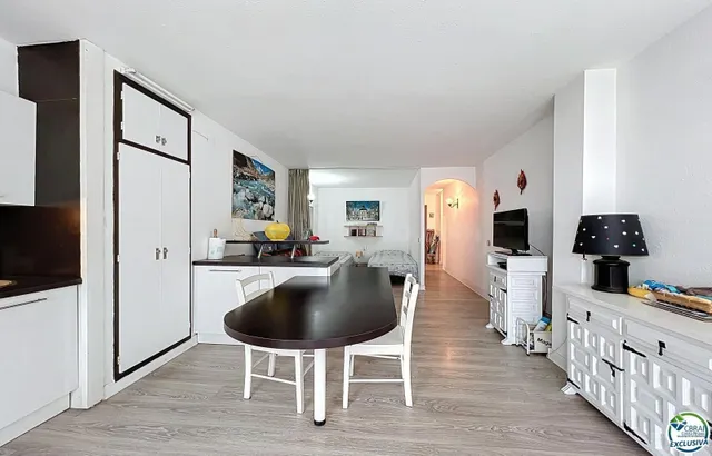 Apartamento reformado a un paso del mar en Roses - foto 2