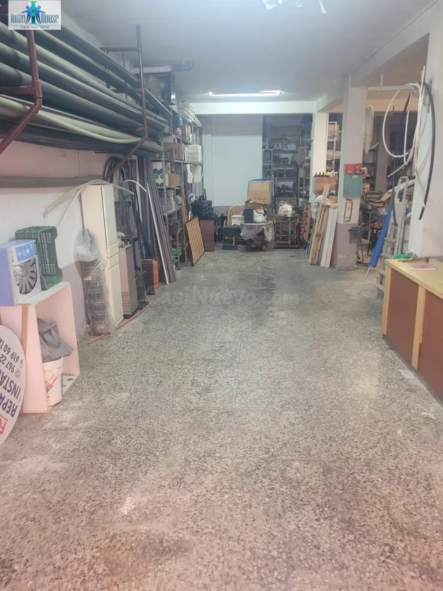 SE VENDE LOCAL CON VADO — 2