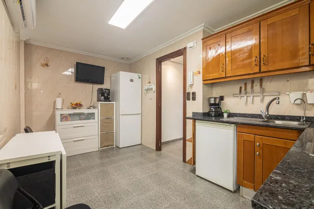 3º sin ascensor, de 3 habitaciones, 1 baño y balcón — 18