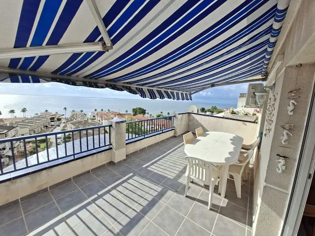 ÁTICO EN PRIMERA LÍNEA DE MAR CON TERRAZA ESPECTACULAR.