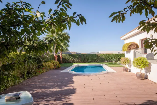 Exclusiva casa de lujo con piscina privada en un entorno tranquilo y selecto — 26