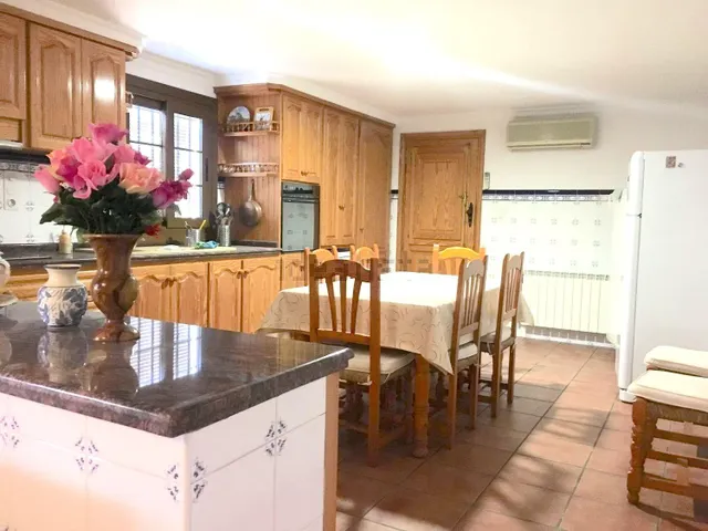CHALET CON PISCINA Y PARCELA DE 1560 M2 A 10 KM PLAYAS — 2
