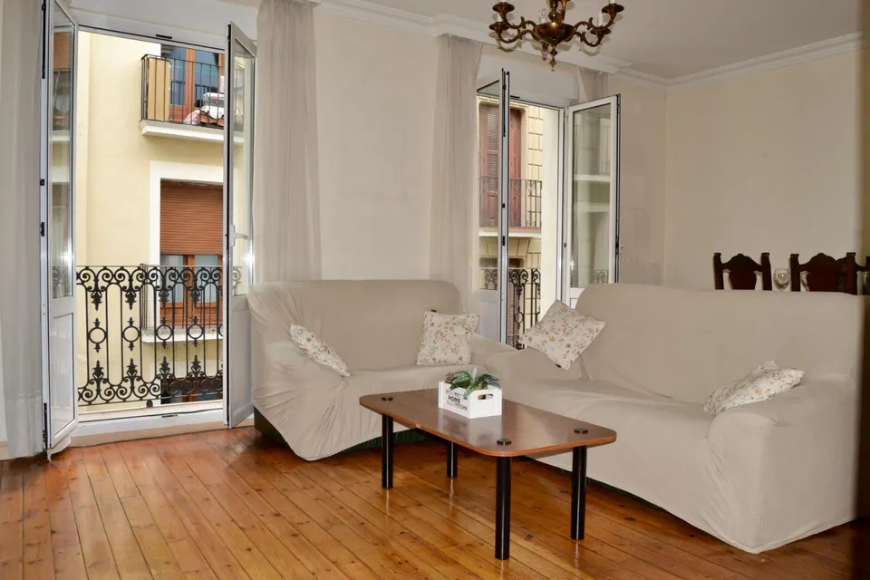 AMPLIA VIVIENDA EN EL CORAZON DE PAMPLONA