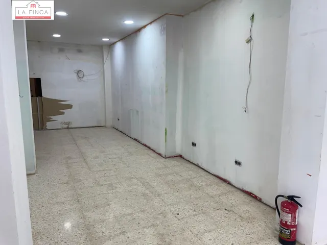 Edificio  con local comercial en plena Calle Victoria — 25