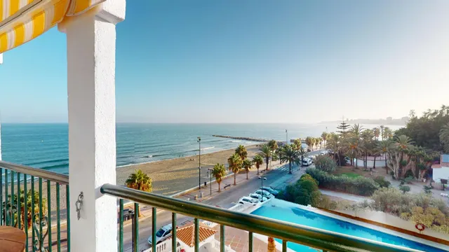 Piso en alquiler de temporada de tres dormitorios en primera línea de playa. — 3