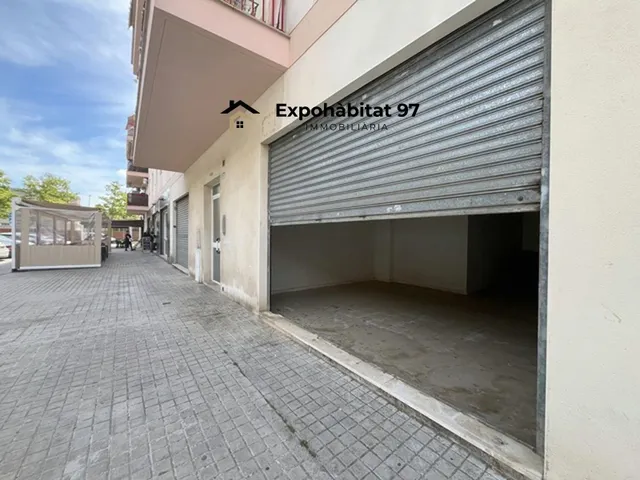 LOCAL AMB SORTIDA DE FUMS — 24
