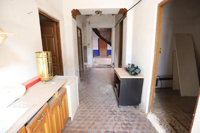 CASA CENTRICA A DOS CALLES A REFORMAR CON PATIO, GARAJE, DOR - foto 3