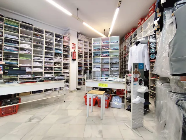 Local comercial en venta en el centro de Torremolinos. — 3