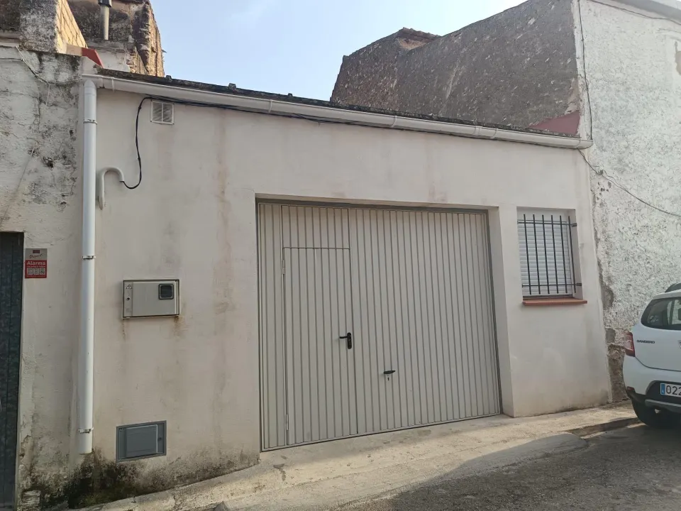 Casa con garaje para reformar con agradables vistas