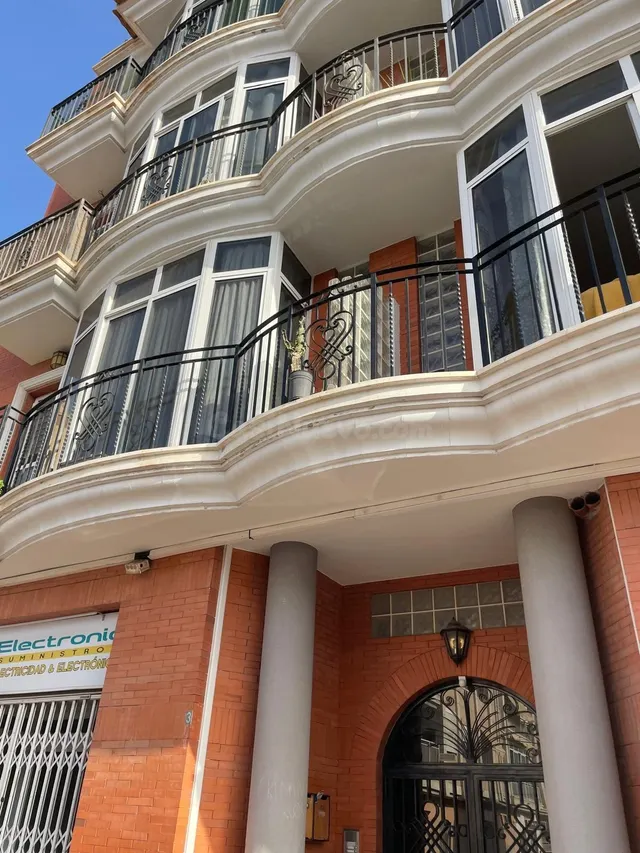 Amplio piso con 3 dormitorios y 2 baños en Águilas, Murcia - foto 2
