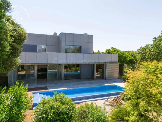 CASA DE DISEÑO CON JARDÍN, BOSQUE PRIVADO Y PISCINA EN MAS P