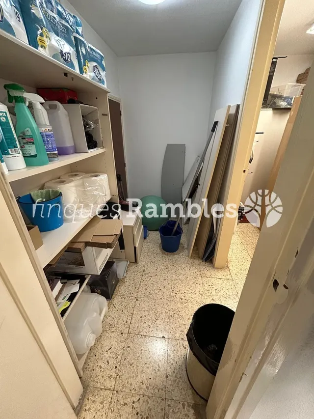 LOCAL COMERCIAL A L'AVINGUDA BARCELONA — 11
