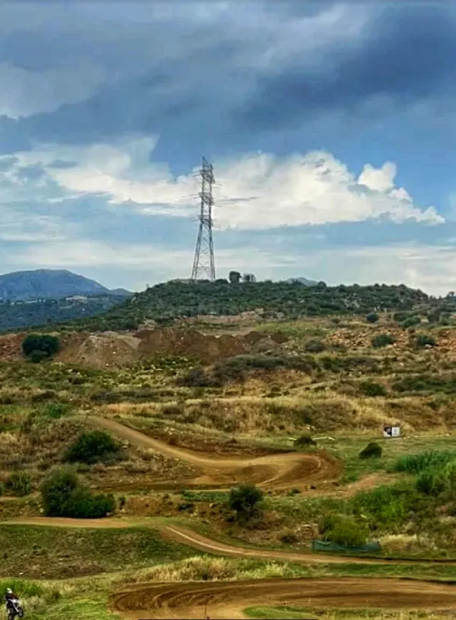 Parcela de 21.000 m2 en Estepona para proyectos únicos - foto 2