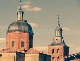 VENTA.-.SUELO.-.A TRES CALLES.-.SERVICIOS.-.CARBONERO