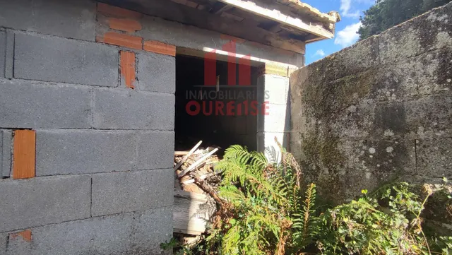 CASA INDEPENDIENTE DE PIEDRA CERCA DE LA MANCHICA Y PRÓXIMA A LA ENTRADA DE LA AG-31, dirección a Ourense-Celanova. — 9