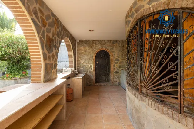 Terreno urbanizable, actualmente hay un restaurante. — 8
