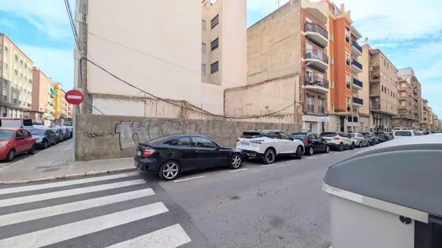 SOLAR DE ESQUINA EN VENTA EN ZONA POETA MIGUEL HERNÁNDEZ – P