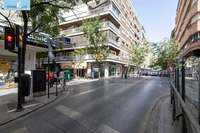 Oportunidad de negocio por jubilación. Se vende local con negocio instalado y funcionado. Ancha de Gracia. — 4