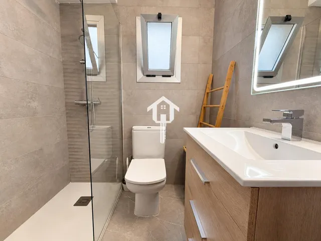Ático en exclusiva totalmente reformado de 56 m2 con terraza en zona benalúa de Alicante: edificio con ascensor — 19